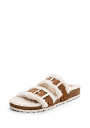 Frontalansicht auf neutralem Hintergrund des Produktes Casual Cork Fur in der Farbe Cognac
