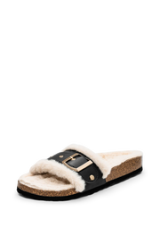 Frontalansicht auf neutralem Hintergrund des Produktes Casual Cork Fur in der Farbe Black