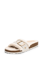 Frontalansicht auf neutralem Hintergrund des Produktes Casual Cork Fur in der Farbe Crema