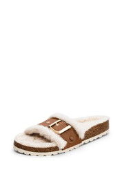 Frontalansicht auf neutralem Hintergrund des Produktes Casual Cork Fur in der Farbe Cognac