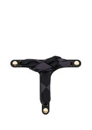 Frontalansicht auf neutralem Hintergrund des Produktes Silky Loop in der Farbe Black