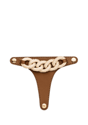 Frontalansicht auf neutralem Hintergrund des Produktes Raffia Chain in der Farbe Cognac