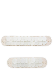 Frontalansicht auf neutralem Hintergrund des Produktes Shiny Plate in der Farbe Crema