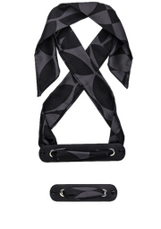Frontalansicht auf neutralem Hintergrund des Produktes Silky Loop in der Farbe Black