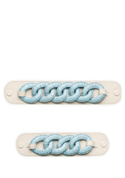 Frontalansicht auf neutralem Hintergrund des Produktes Raffia Chain in der Farbe Blue