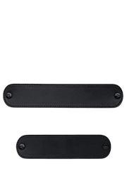 Frontalansicht auf neutralem Hintergrund des Produktes All Plain in der Farbe Black