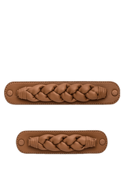 Frontalansicht auf neutralem Hintergrund des Produktes Braided in der Farbe Cognac
