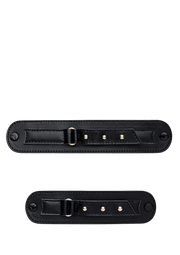 Frontalansicht auf neutralem Hintergrund des Produktes Pin Stud in der Farbe Black