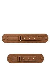 Frontalansicht auf neutralem Hintergrund des Produktes Pin Stud in der Farbe Cognac
