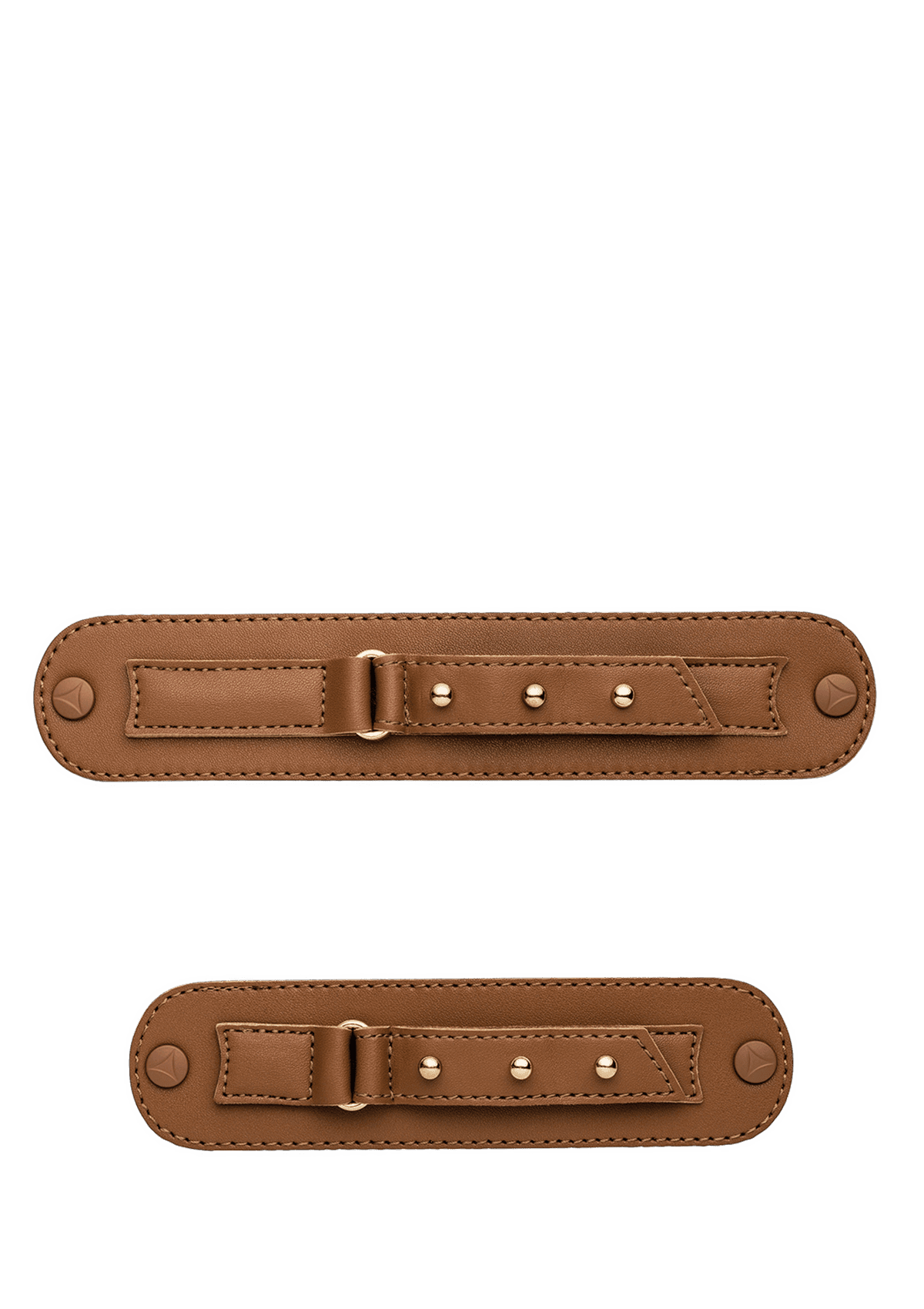 Frontalansicht auf neutralem Hintergrund des Produktes Pin Stud in der Farbe Cognac