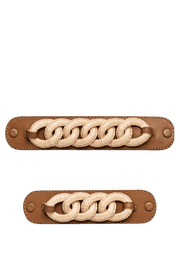 Frontalansicht auf neutralem Hintergrund des Produktes Raffia Chain in der Farbe Cognac
