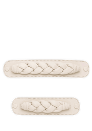 Frontalansicht auf neutralem Hintergrund des Produktes Braided in der Farbe Crema