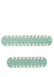 Frontalansicht auf neutralem Hintergrund des Produktes Stitching in der Farbe Desert Sage