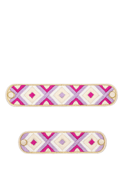 Frontalansicht auf neutralem Hintergrund des Produktes Woven Summer in der Farbe Fuchsia