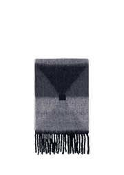 Frontalansicht auf neutralem Hintergrund des Produktes Cozy Scarf in der Farbe Black
