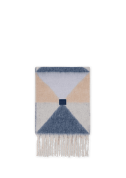 Frontalansicht auf neutralem Hintergrund des Produktes Cozy Scarf in der Farbe Blue