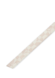 Frontalansicht auf neutralem Hintergrund des Produktes Silky Ribbon Logo Print in der Farbe Crema