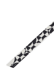Frontalansicht auf neutralem Hintergrund des Produktes Silky Ribbon Logo Print in der Farbe Black/Crema