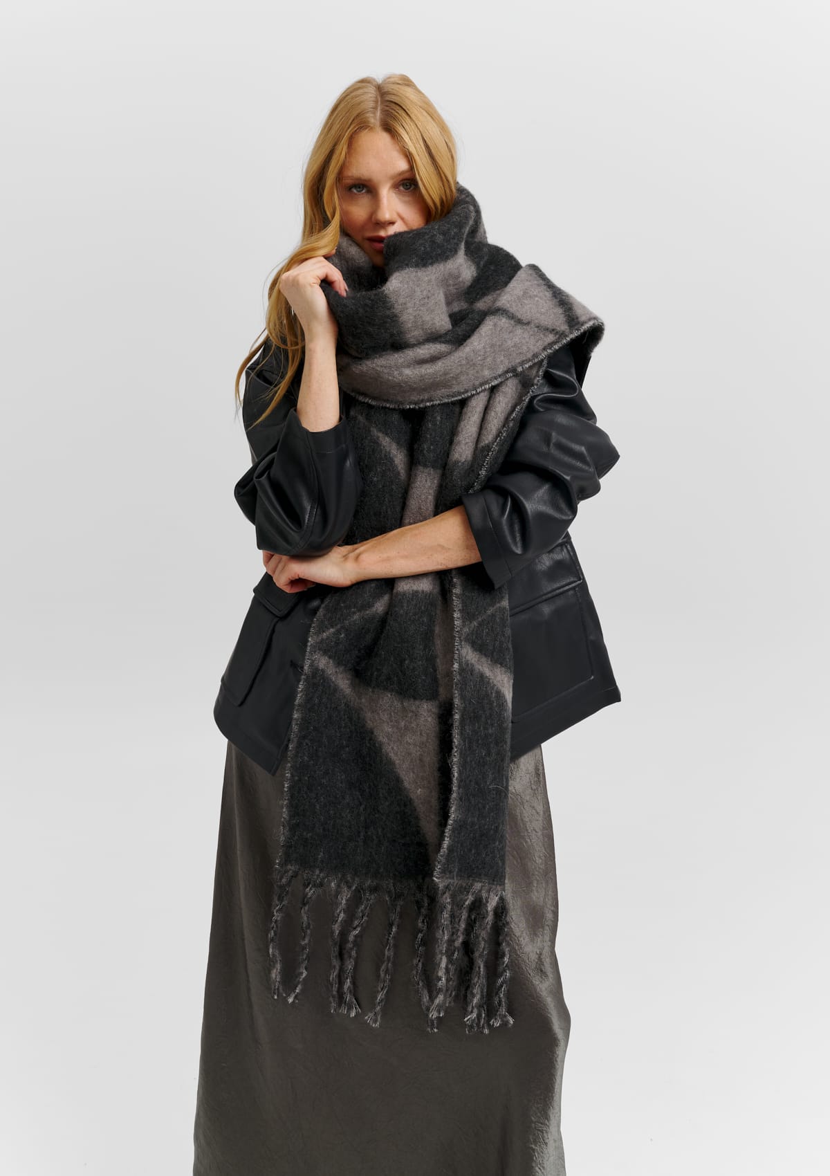 Iconic Scarf - Black-Anthracite