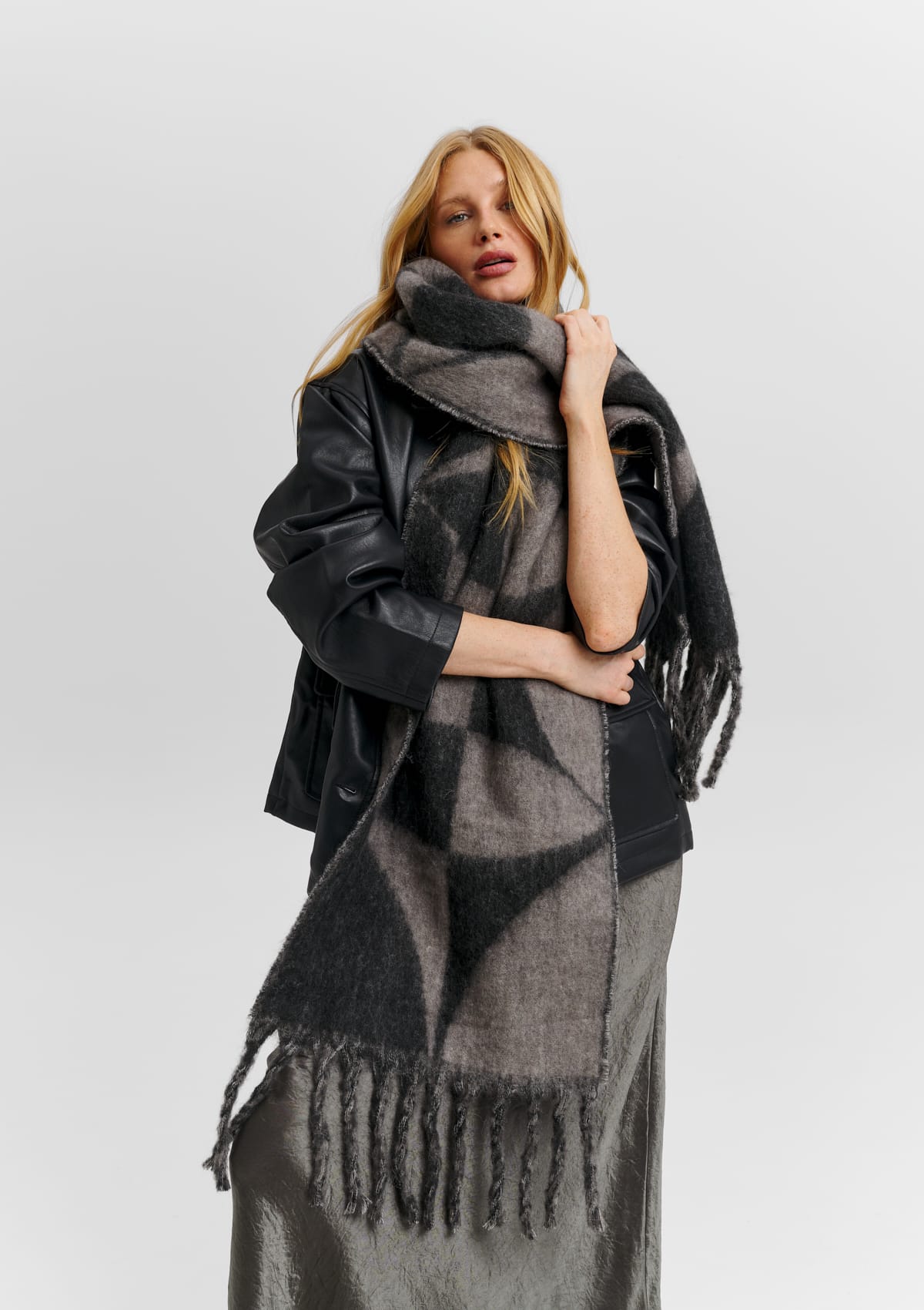 Iconic Scarf - Black-Anthracite