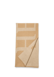 Frontalansicht auf neutralem Hintergrund des Produktes Signature Scarf in der Farbe Cappuccino